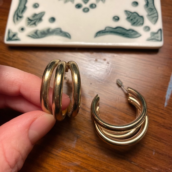 Large gold hoop earrings - Picture 5 of 5